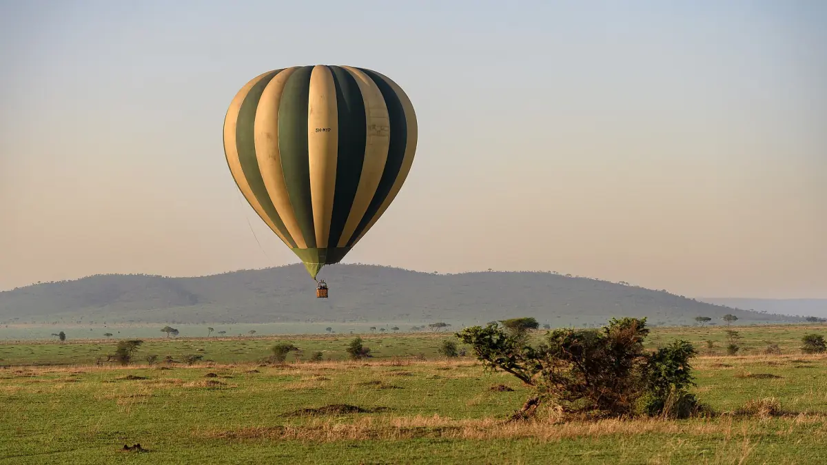 Ein Heißluftballon über der Serengeti