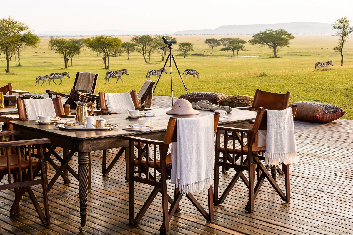 Die Terrasse eines Zeltcamps mit Blick auf die Ebene